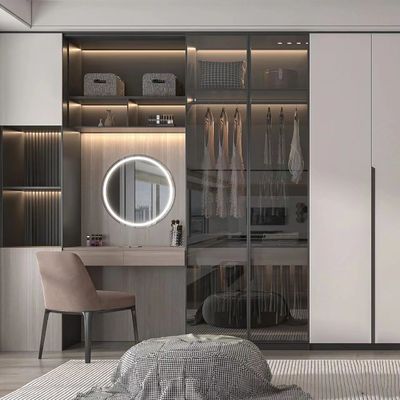 Vestuário moderno com armário todo da sala de hotel da noz em um