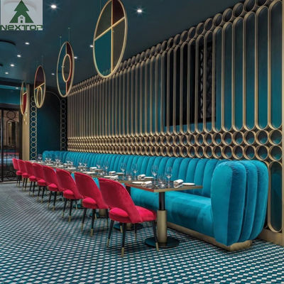 Uma cabine retro do restaurante da barra da solução da parada que assenta o armário de parede longo da tela dos trilhos do sofá