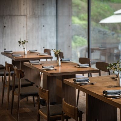 Bom preço Grupo de madeira da mesa de jantar da caixa de Seater da mobília 4 do restaurante do hotel da cor de Brown em linha